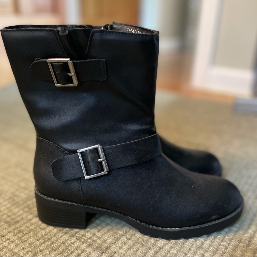 Arizona ankle height boots. Size 7. Black